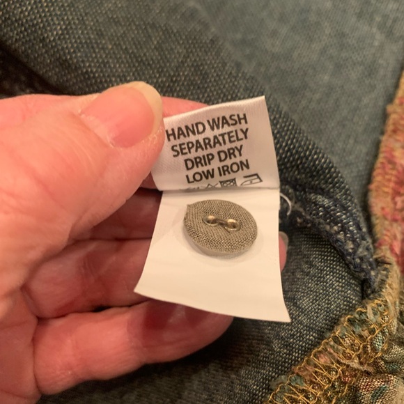 Vintage-Inspired Blue Jean Jacket with Floral Details - Picture 7 of 8